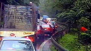 Traficul pe DN 1, blocat de o ploaie torenţială