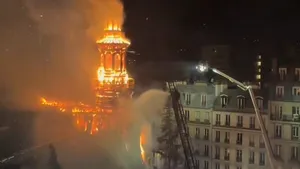 Incendiu uriaş la sediul primăriei unui arondisment din Paris