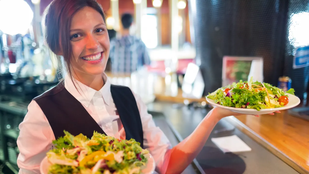 Deşi tulpina indiană face ravagii, Anglia deschide pub-urile, cafenelele şi restaurantele în interior