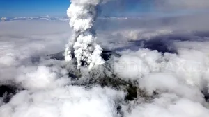 Un mort şi 30 de răniţi, după ce un vulcan din Japonia a intrat în erupţie - VIDEO, FOTO
