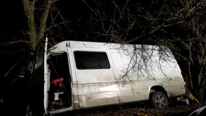 Accident grav în Neamţ. Un microbuz  cu 9 pasageri, care venea din Londra, s-a izbit de copaci: 2 morţi şi 7 răniţi. FOTO