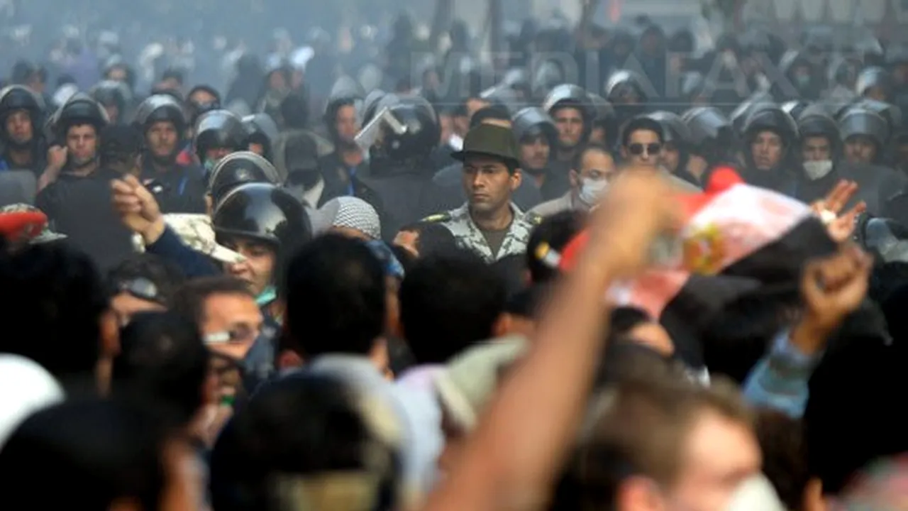 Egipt: Mii de manifestanţi ocupă în continuare piaţa Tahrir din Cairo. Ei refuză oferta puterii militare