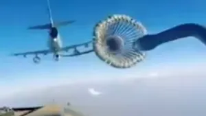 VIDEO. Imagini spectaculoase cu alimentarea unui avion în aer fac furori pe internet