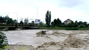 Vârful de viitură, aşteptat pe Siret duminică seară, în jurul orei 20.00