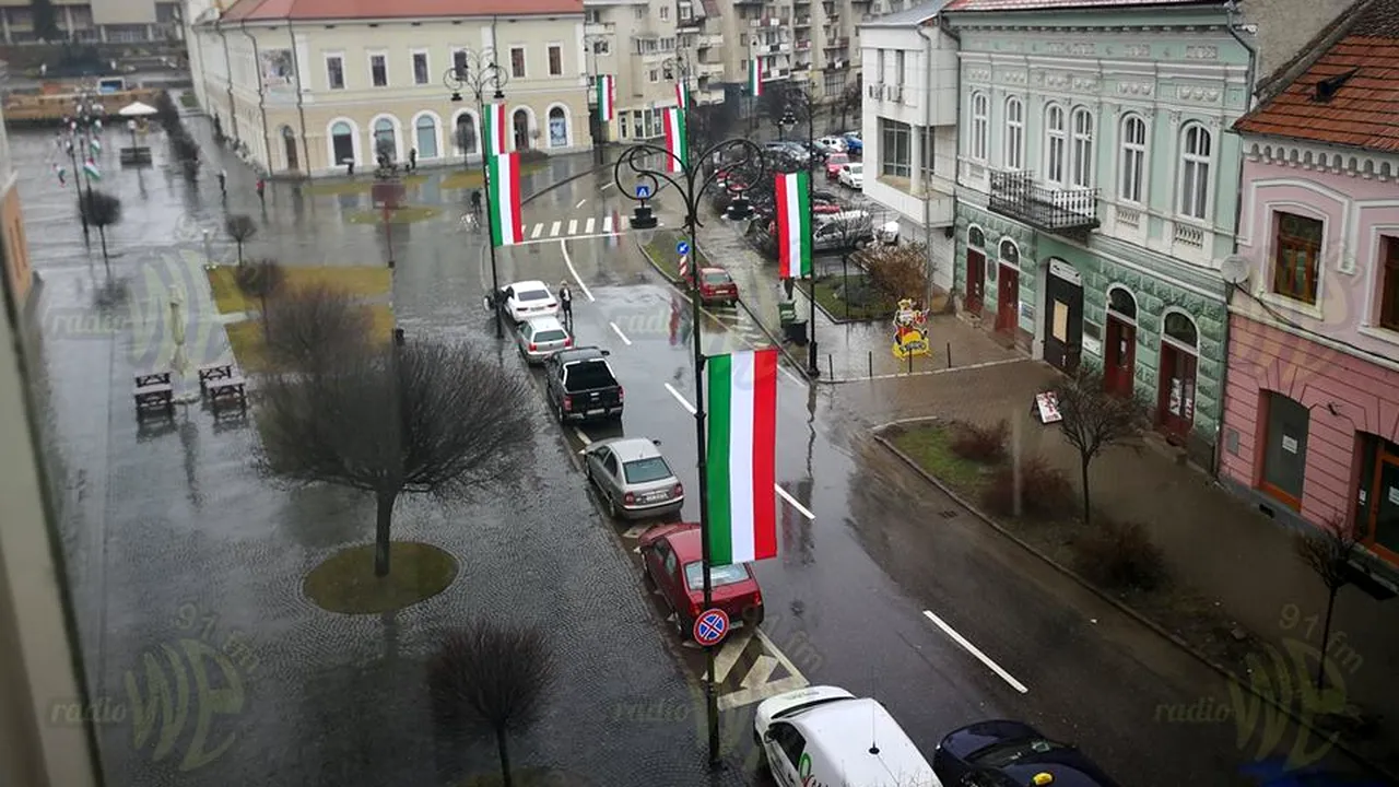 Arborarea panglicii din Sfântu Gheorghe care seamănă izbitor cu steagul Italiei, urmată de amendă. Primarul a fost sancţionat pentru altă decizie luată