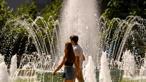 15 județe și Capitala, sub avertizare Cod roșu de caniculă. Recomandările specialiștilor