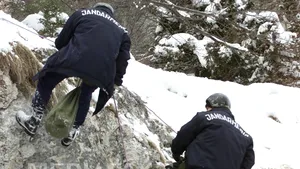 Intervenţie pentru recuperarea unui turist căzut pe traseul Jepii Mari din Masivul Bucegi. Bărbatul a reuşit să iasă singur din râpă