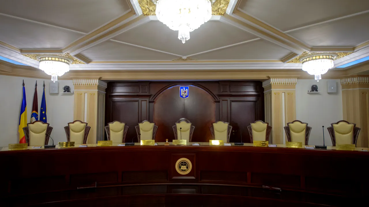 Reacţii dure după ce Iohannis i-a decorat pe judecătorii CCR. Lasconi: Următorul preşedinte are obligaţia să retragă decoraţiile judecătorilor CCR în prima zi