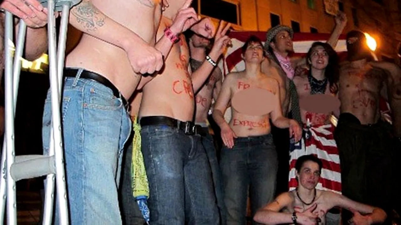 Protest topless sau cu bustul gol al tinerilor din cadrul Occupy DC în faţa unui hotel în Washington