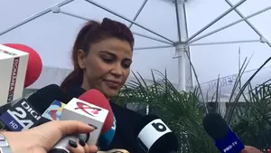Apariţie surprinzătoare la ieşirea lui Mircea Negulescu de la Parchetul General. Andreea Cosma: M-am emoţionat