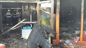 INCENDIU PUTERNIC la un restaurant din Sectorul 6. Focul s-a propagat pe o latură a unei biserici