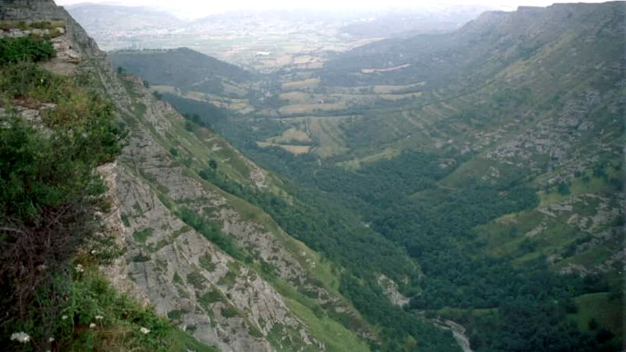 Nu e Islanda, ci Spania: cascada spectaculoasă de 222 de metri care se prăbușește într-o prăpastie