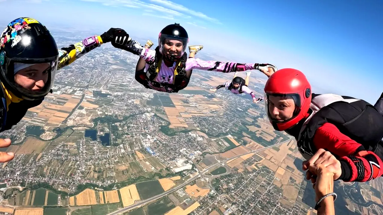 Zeci de parașutiste, același cer – „Girls Can Fly!” celebrează excelența feminină în skydiving