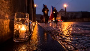 VIDEO Protest inedit în Cehia, împotriva închiderii pub-urilor. Oamenii au ieşit pe străzi, cu lumânări în pahare de bere