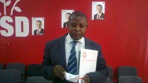 Bakabana, vicepreşedintele TSD Cluj, îi oferă lui Băsescu o barcă pentru a pleca în Africa după alegeri