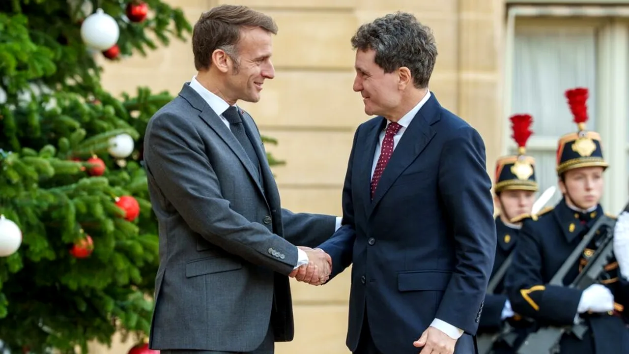 Emmanuel Macron i-a vorbit lui Nicușor Dan în limba română