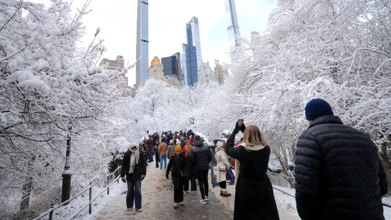Mii de zboruri au fost întârziate sau anulate pe fondul fenomenelor meteo din nord-estul SUA