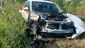 O ambulanţă a fost lovită de un tren cu pasageri, miercuri dimineaţă FOTO 