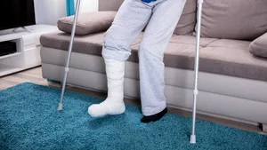 Revolta soţiei unui bărbat confirmat cu Covid-19, cu fractură la picior, refuzat de medicul ortoped: Cum poţi dormi noaptea?