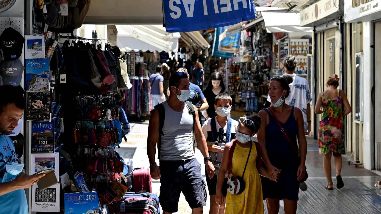 Grecia impune noi restricţii după un număr record de cazuri de coronavirus. Masca devine obligatorie şi în spaţiile exterioare în anumite situaţii