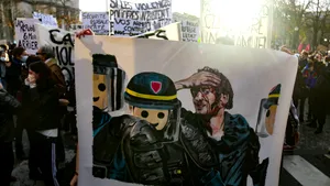 FOTO&VIDEO Mii de oameni protestează în Franţa, împotriva unui proiect de lege care ar favoriza abuzurile poliţiei