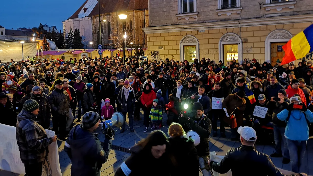 Proteste în ŢARĂ faţă de ordonanţa care modifică legile justiţiei. Manifestanţii cer demisia lui Tudorel Toader - FOTO, VIDEO