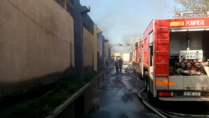 GALERIE FOTO Incendiu puternic la o hală din Sectorul 1 al Capitalei