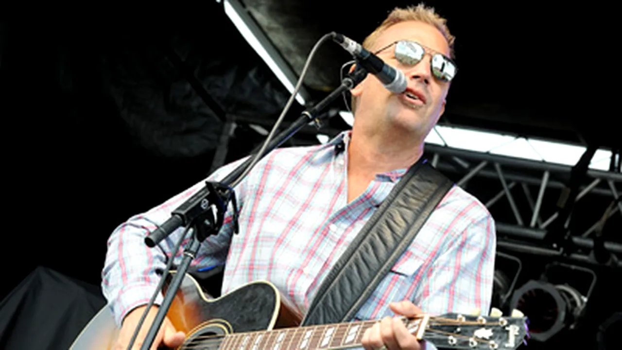 Kevin Costner ar putea veni la Arad în calitate de muzician