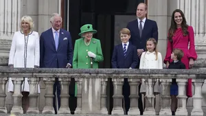 Regina Elisabeta, apariţie surpriză la balconul Palatului Buckingham, în ultima zi a Jubileului