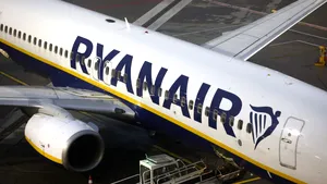 Raport preliminar: Ce a cauzat spargerea geamului avionului Ryanair, în urma căruia un pasager a fost aspirat parțial în exterior