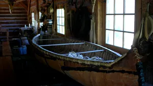 Arheologii au descoperit 16 canoe antice într-o „parcare” preistorică de pe malul unui lac