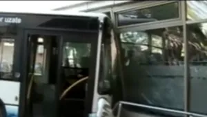 Şoferul care a intrat cu autobuzul într-o farmacie suferise un atac cerebral - VIDEO