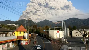 Un vulcan din Japonia a început să erupă. Traficul aerian şi feroviar, suspendat - VIDEO