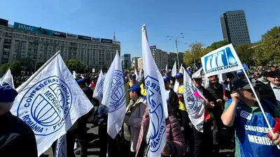 FOTO&VIDEO Protest în Piața Victoriei, organizat de Confederația Meridian: Sute de sindicaliști au ieșit în stradă pentru a-și cere drepturile
