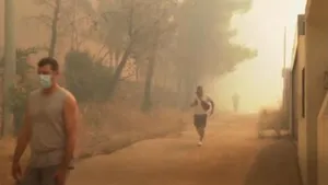 Incendiul din Grecia face ravagii. Pompier român rănit superficial la nivelul feţei