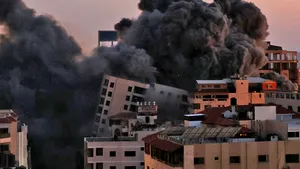 GALERIE FOTO Un bloc de 13 etaje a fost lovit într-un atac aerian în Fâşia Gaza