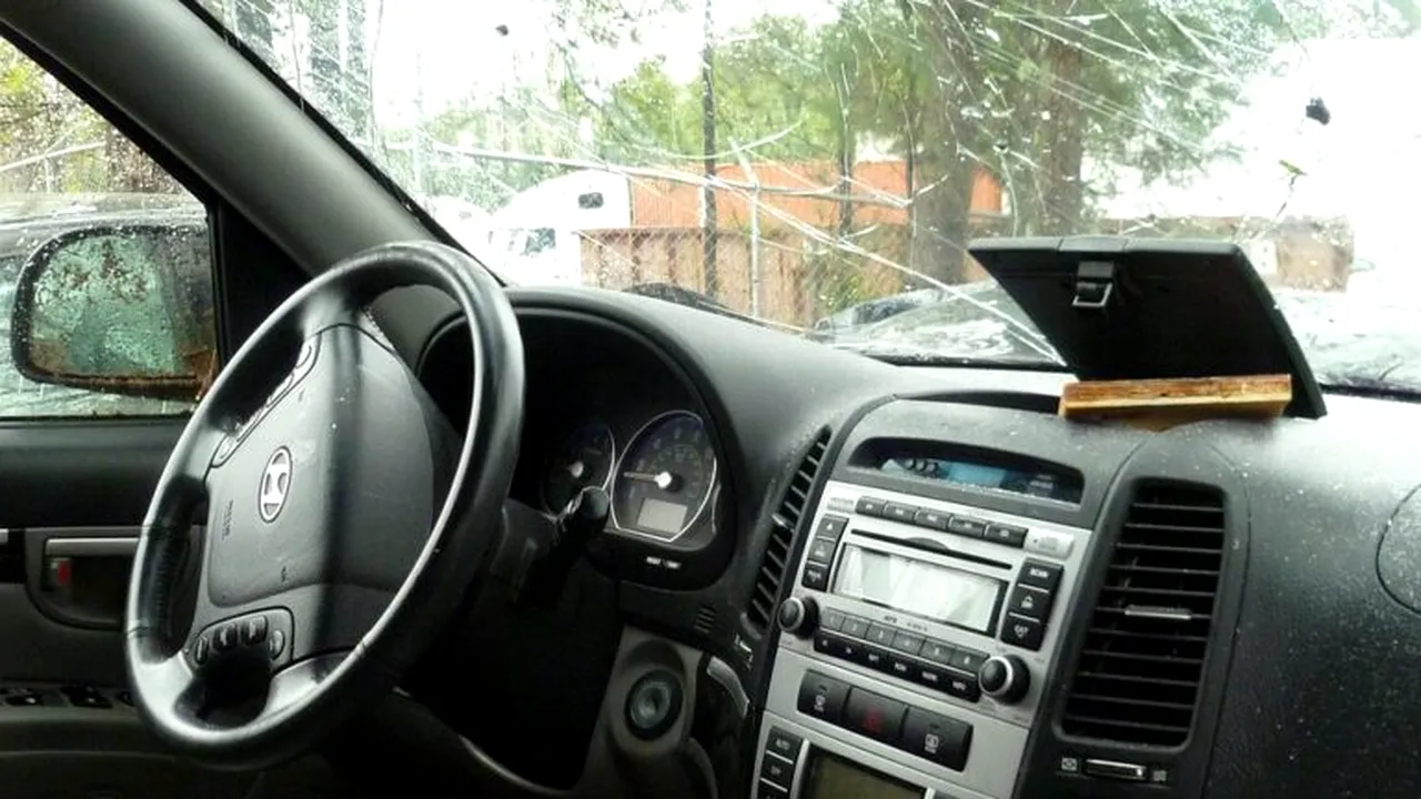 Zeci de mașini distruse în timpul nopții pe o stradă din Târgu Jiu