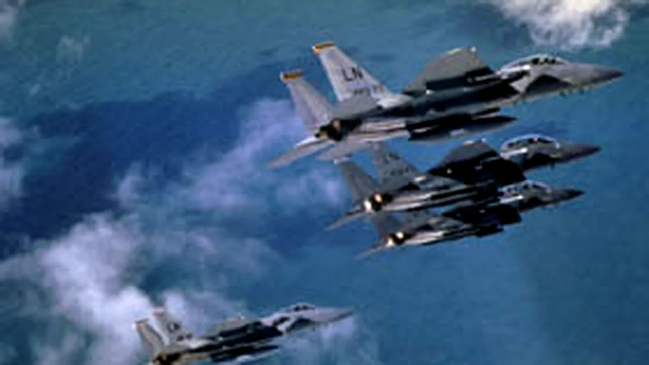 EXCLUSIV: F-15, F-16 Fighting Falcon şi avioane-cisternă KC-135E pentru securitatea summitului