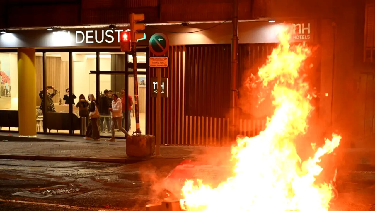 Mașini incendiate și baricade: încă un oraș din Spania e lovit de proteste violente. Cine sunt tinerii care au provocat haos