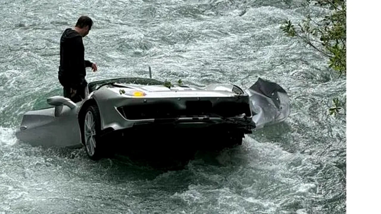 Un Ferrari de 400.000 de euro a ajuns în mijlocul unui râu
