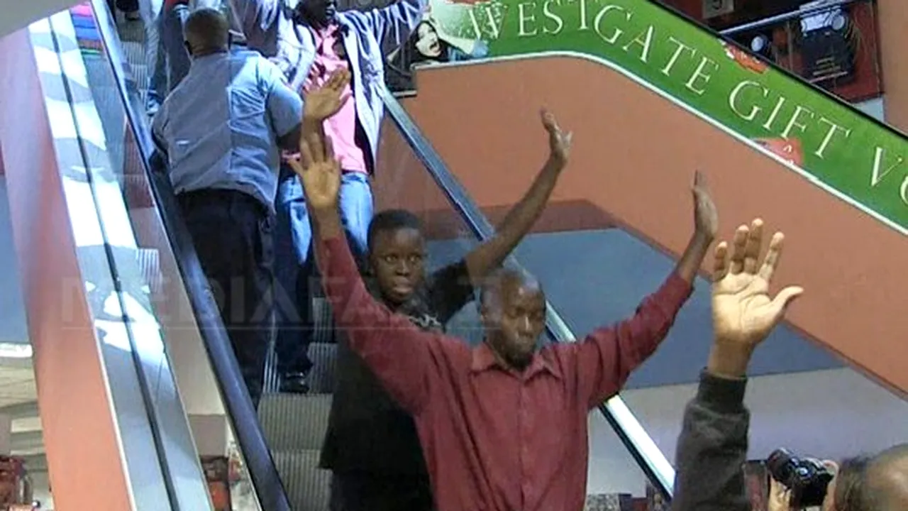 Atacul din Nairobi: Comandoul deţine în continuare ostatici în viaţă în centrul comercial 