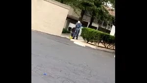 Michael Myers, celebrul criminal din filmul de groază Halloween şi-a întâlnit „naşul”, într-un video viral adorabil şi terifiant