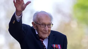 Veteranul, care a strâns 28 de milioane de lire pentru sistemul de sănătate din Marea Britanie, a ajuns în Guinness Book şi în topurile muzicale 