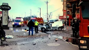 Un şofer a rămas încarcerat în maşină, care a luat foc şi a intrat în gardul unui restaurant