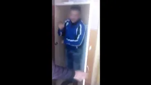 Imagini surprinse într-o şcoală din Olt în care un elev este închis într-un dulap, umilit şi apoi bătut de colegi. ISJ Olt a deschis anchetă - VIDEO