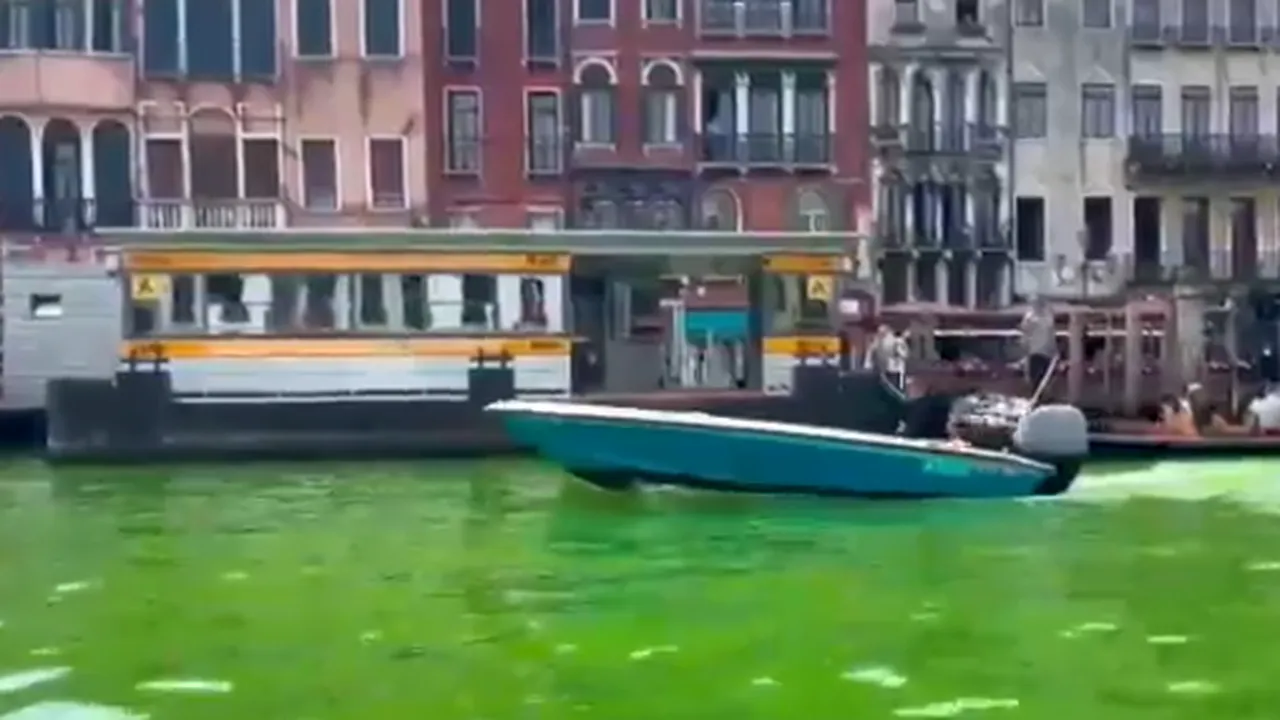 S-a aflat de ce apa din Veneţia a devenit verde
