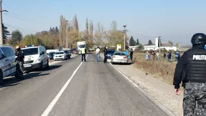 Tragedie la Braşov: Un copil de 12 ani a murit după ce a fost lovit de o maşină. IMAGINI de la locul accidentului 