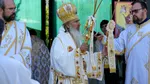 Moment viral la Arhiepiscopia Tomisului: Un clovn îngenunchează în fața Înaltpreasfințitului Teodosie, la finalul slujbei