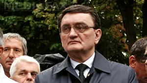 Victor Ciorbea şi Ilie Năstase, printre personalităţile decorate joi de Regele Mihai