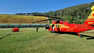 Un elicopter Black Hawk intervine să stingă un incendiu de vegetaţie uscată în Bacău